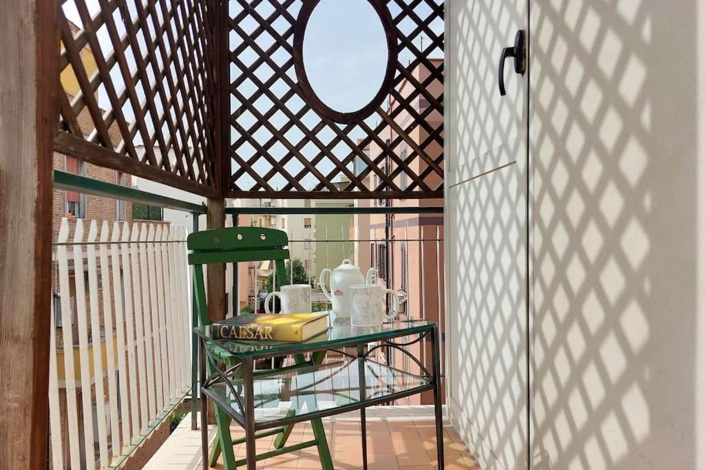 Relax Rome With 2 Balconies - 2 Bedroom Flat, 3Rd Floor With Lift, High Comfort, Quite, A Walk From Urban Train Station Gemelli And Metro A Stops Battistini & Cornelia Connecting To Center In 20 Minutes, 2 Steps From Bus Stop, Cycle Path, Groceries Екстериор снимка