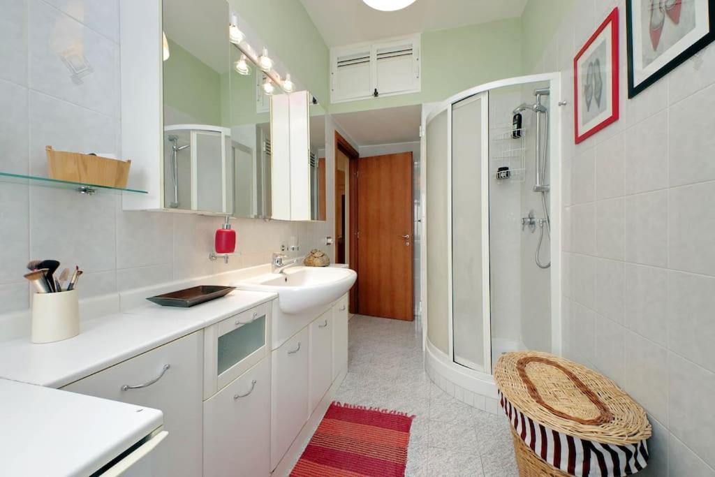 Relax Rome With 2 Balconies - 2 Bedroom Flat, 3Rd Floor With Lift, High Comfort, Quite, A Walk From Urban Train Station Gemelli And Metro A Stops Battistini & Cornelia Connecting To Center In 20 Minutes, 2 Steps From Bus Stop, Cycle Path, Groceries Екстериор снимка