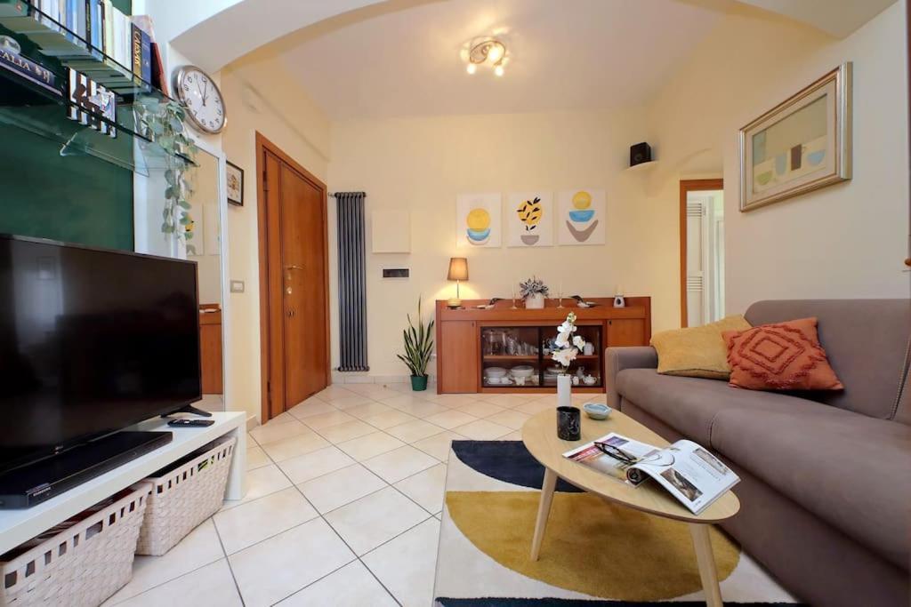 Relax Rome With 2 Balconies - 2 Bedroom Flat, 3Rd Floor With Lift, High Comfort, Quite, A Walk From Urban Train Station Gemelli And Metro A Stops Battistini & Cornelia Connecting To Center In 20 Minutes, 2 Steps From Bus Stop, Cycle Path, Groceries Екстериор снимка