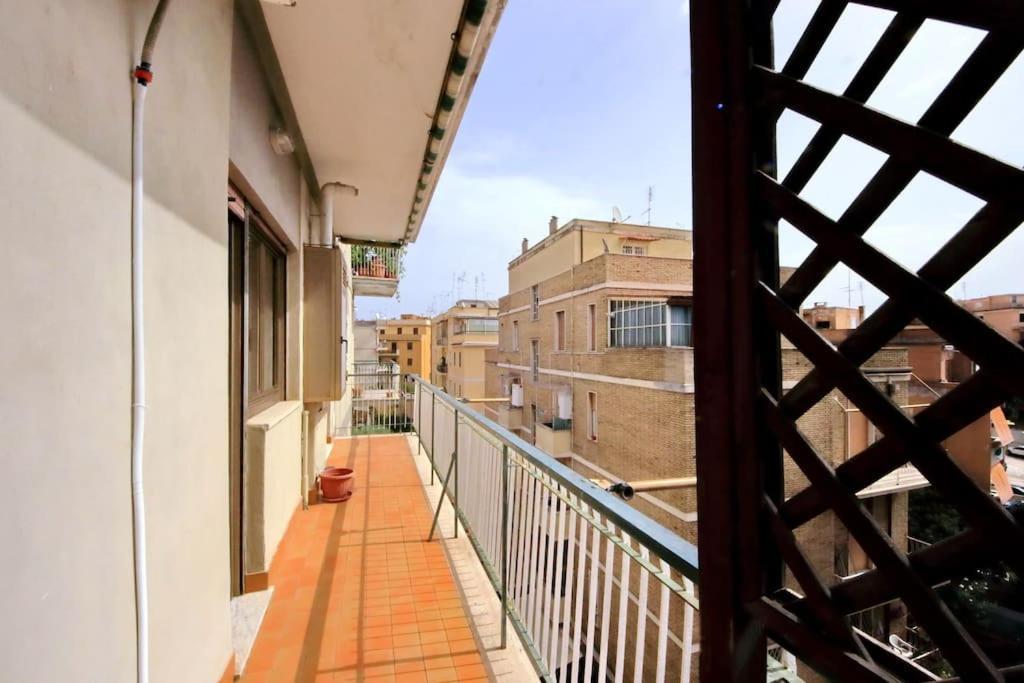 Relax Rome With 2 Balconies - 2 Bedroom Flat, 3Rd Floor With Lift, High Comfort, Quite, A Walk From Urban Train Station Gemelli And Metro A Stops Battistini & Cornelia Connecting To Center In 20 Minutes, 2 Steps From Bus Stop, Cycle Path, Groceries Екстериор снимка